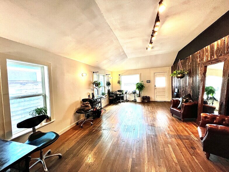 More Photos Of 1628 S 1st St, Austin Storefront Retail Residential For Sale
