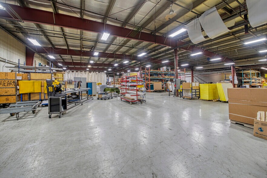 More Photos Of 1265-1325 Rue Industrielle, La Prairie Warehouse For Lease