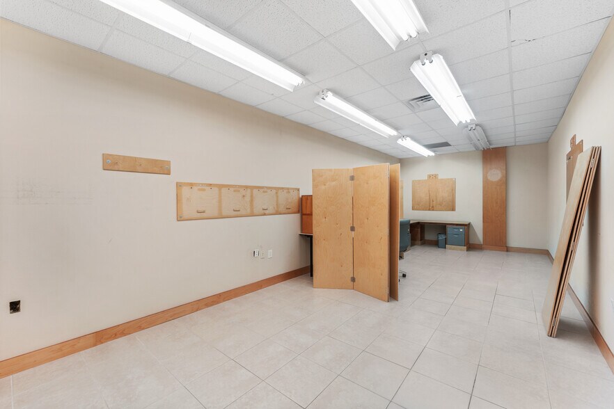 More Photos Of 4451 8th Ave S, Saint Petersburg Manufacturing For Lease