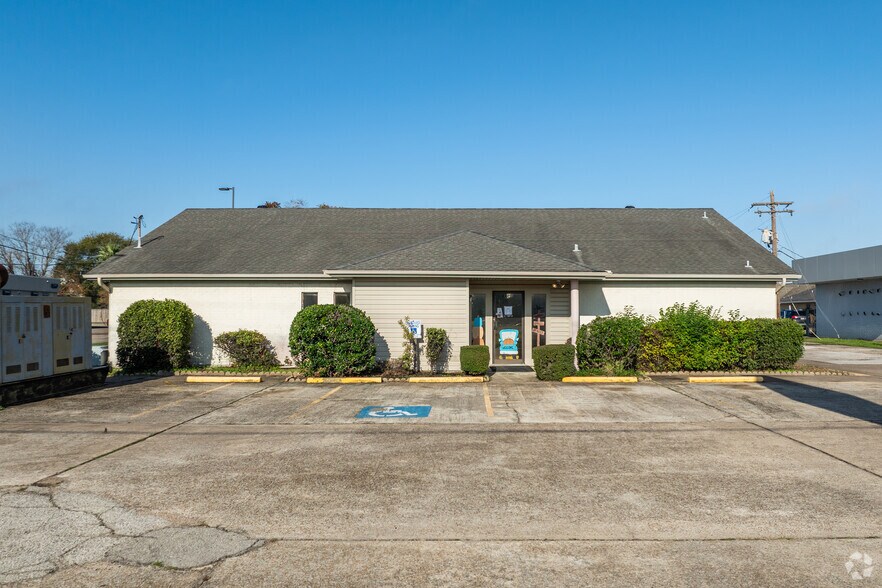 More Photos Of 2100 Highway 365, Nederland Medical For Sale
