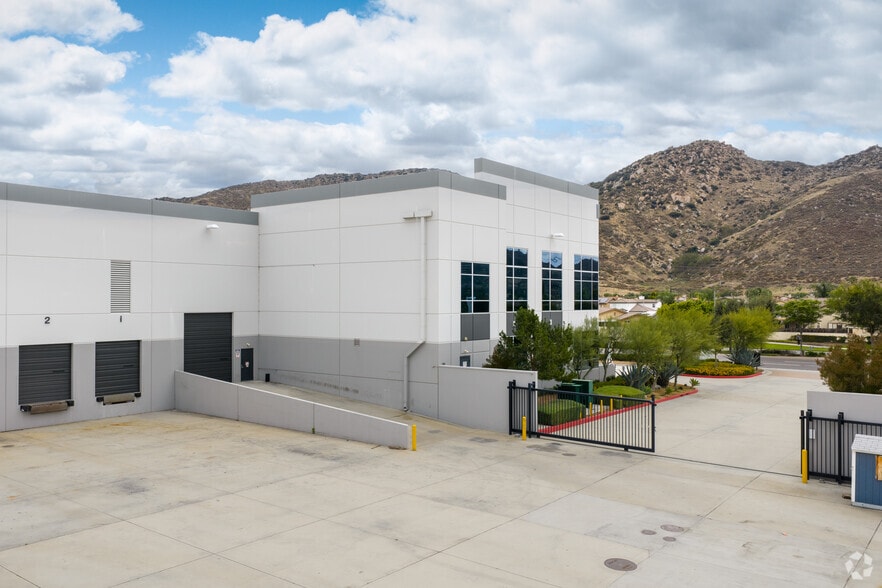More Photos Of 15996 Jurupa Ave, Fontana Distribution For Lease