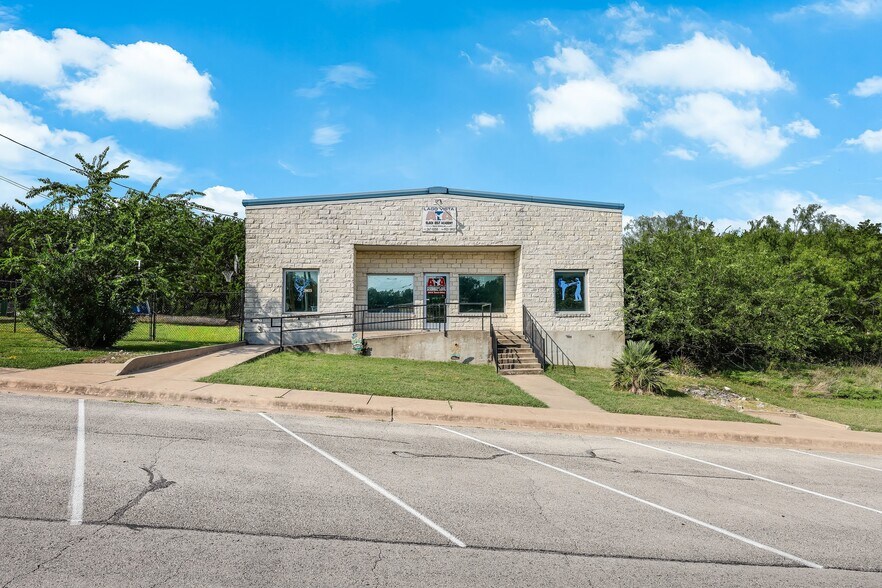 More Photos Of 20615 Dawn Dr, Lago Vista Freestanding For Sale