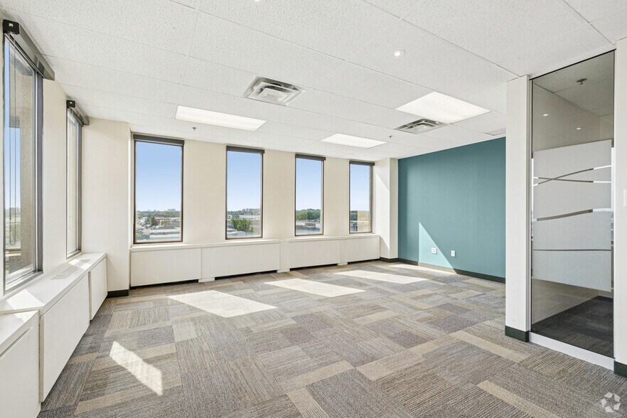 More Photos Of 100 Boul Alexis-Nihon, Montréal Office For Lease
