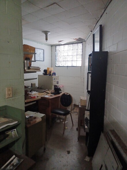 More Photos Of 419 S Broad St, Klamath Falls Light Distribution For Sale