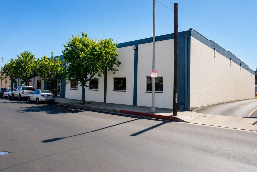 More Photos Of 15030-15040 Keswick St, Van Nuys Warehouse For Lease