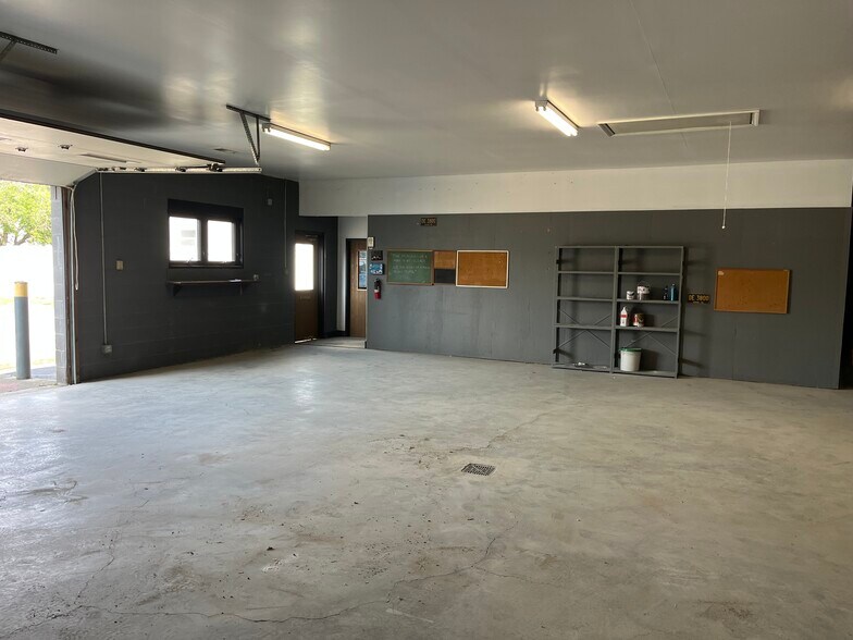 More Photos Of 1115 Lawrence Dr, Columbus Warehouse For Lease