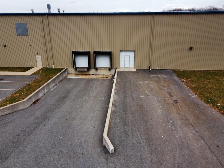 More Photos Of 231 Commerce Dr, Fall River Warehouse For Lease