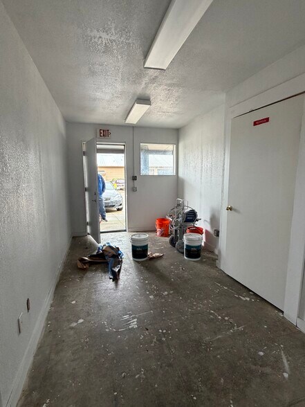 More Photos Of 1650 FM 66, Waxahachie Flex For Lease