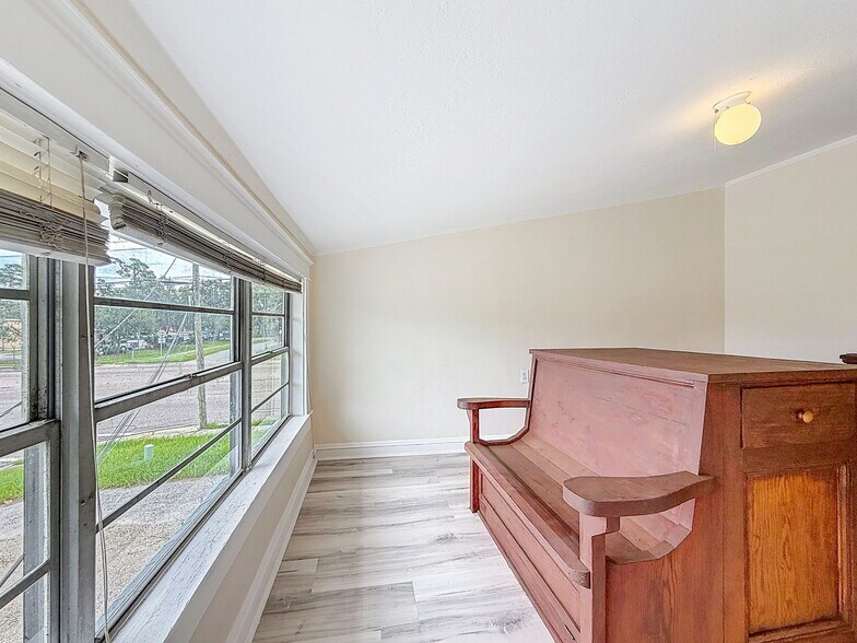 More Photos Of 301 N US Highway 41, Ruskin Office Residential For Lease