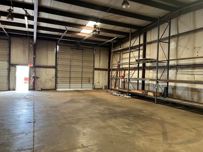 More Photos Of 660 W SW 59th St, Mustang Warehouse For Lease