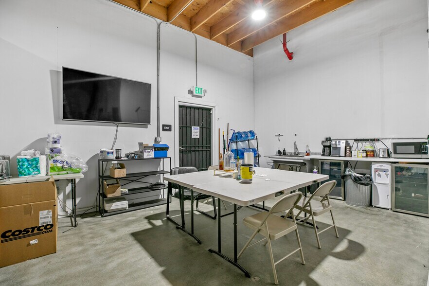 More Photos Of 1604 Venice Blvd, Los Angeles Showroom For Lease