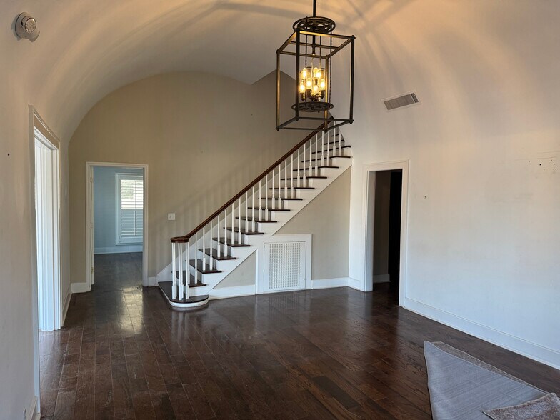 More Photos Of 102 S G St, Midland Loft Creative Space For Lease