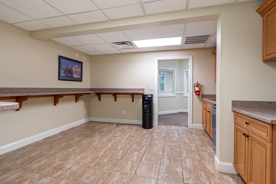 More Photos Of 1905 Woodstock Rd, Roswell Office For Sale
