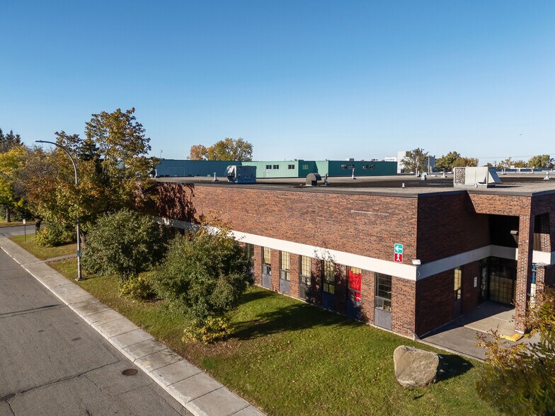 More Photos Of 8459-8497 Ch Dalton, Mont-Royal Flex For Lease
