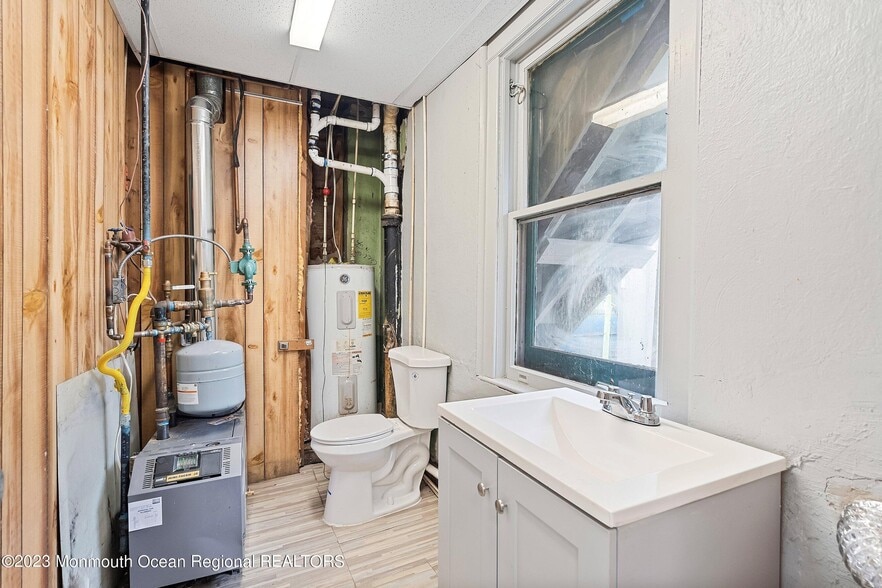 More Photos Of 27 Boud Avenue, Farmingdale Warehouse For Lease