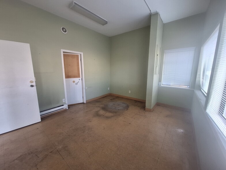 More Photos Of 690 Comox Rd, Nanaimo Warehouse For Lease