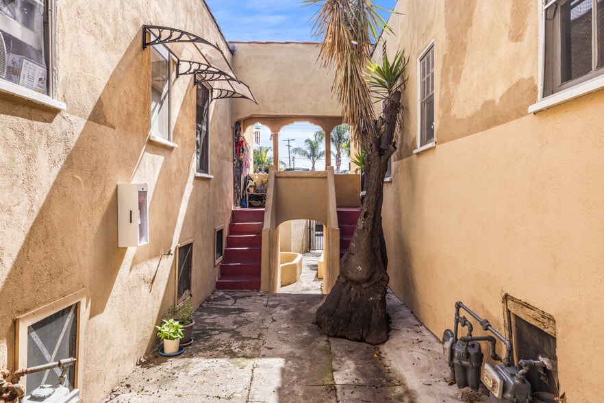 More Photos Of 1836 Lansdowne Ave, Los Angeles Multifamily For Sale