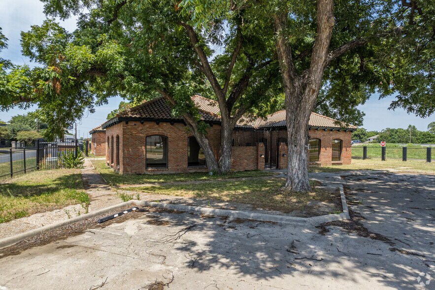 More Photos Of 2323 N Walton Walker Blvd, Dallas Office For Sale