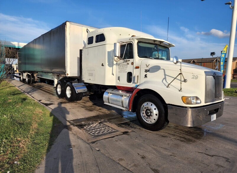 More Photos Of 801 Columbia Hwy, Greensburg Flex For Sale