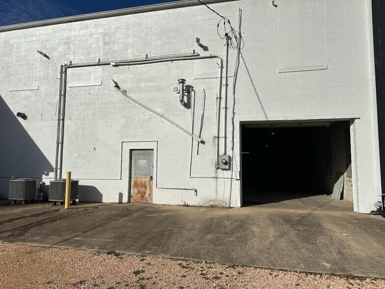 Primary Photo Of 817 E Wood St, Paris Industrial For Lease