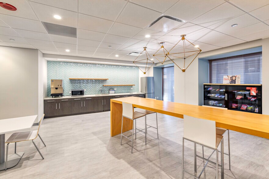 More Photos Of 737 N Michigan Ave, Chicago Office For Lease