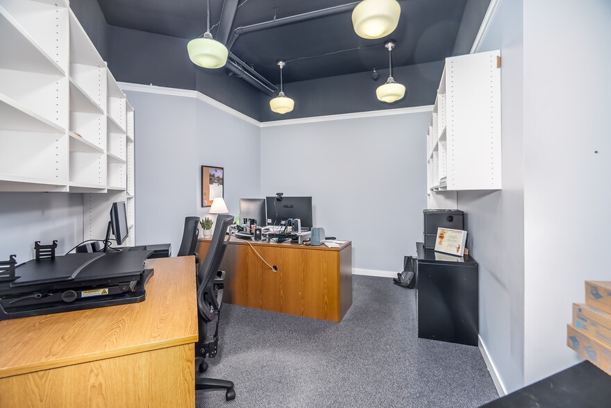 More Photos Of 15272 Croydon Dr, Surrey Light Distribution For Sale