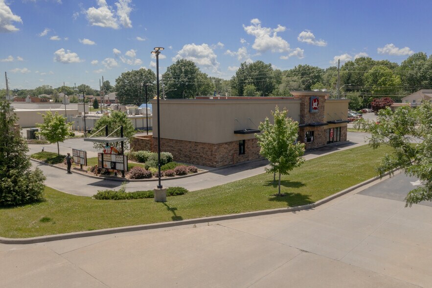 More Photos Of 808 NW State Route 7, Blue Springs Fast Food For Lease