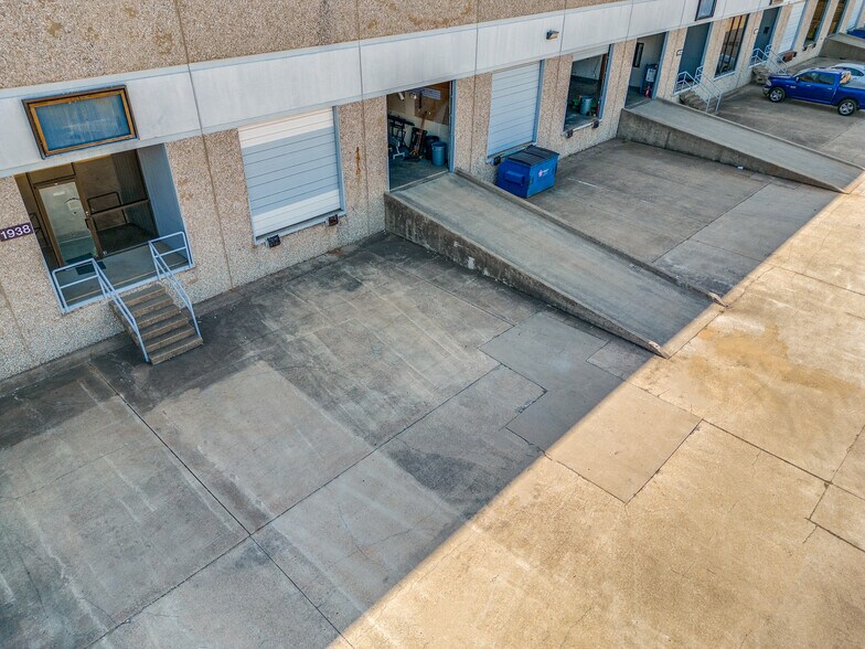 More Photos Of 1922-1938 N Great Southwest Pky, Grand Prairie Distribution For Lease