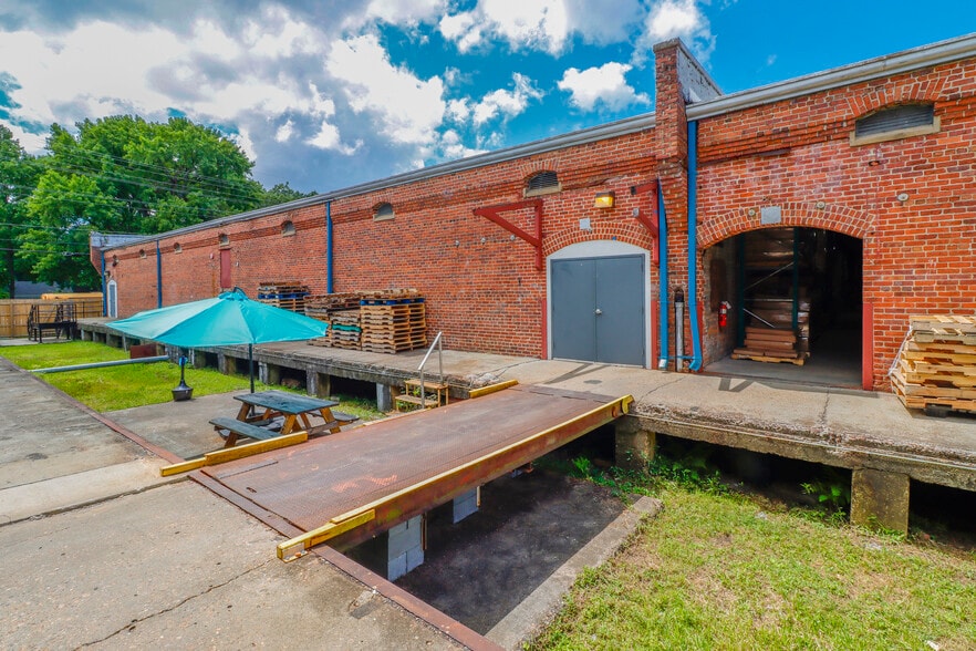 More Photos Of 827 Douglas Ave, Portsmouth Warehouse For Lease