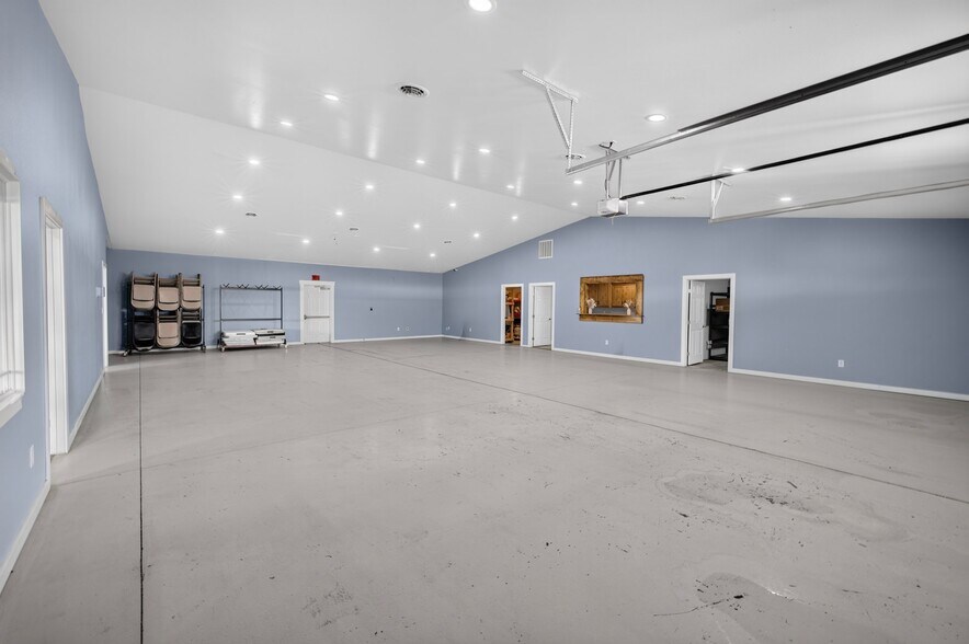 More Photos Of 506 E Stover Rd, Grandview Warehouse For Sale