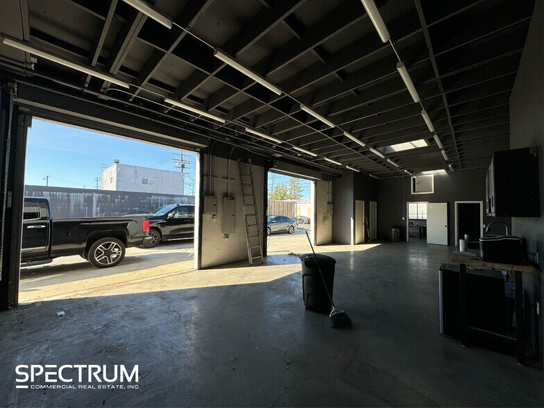 More Photos Of 7348 Deering Ave, Canoga Park Warehouse For Lease