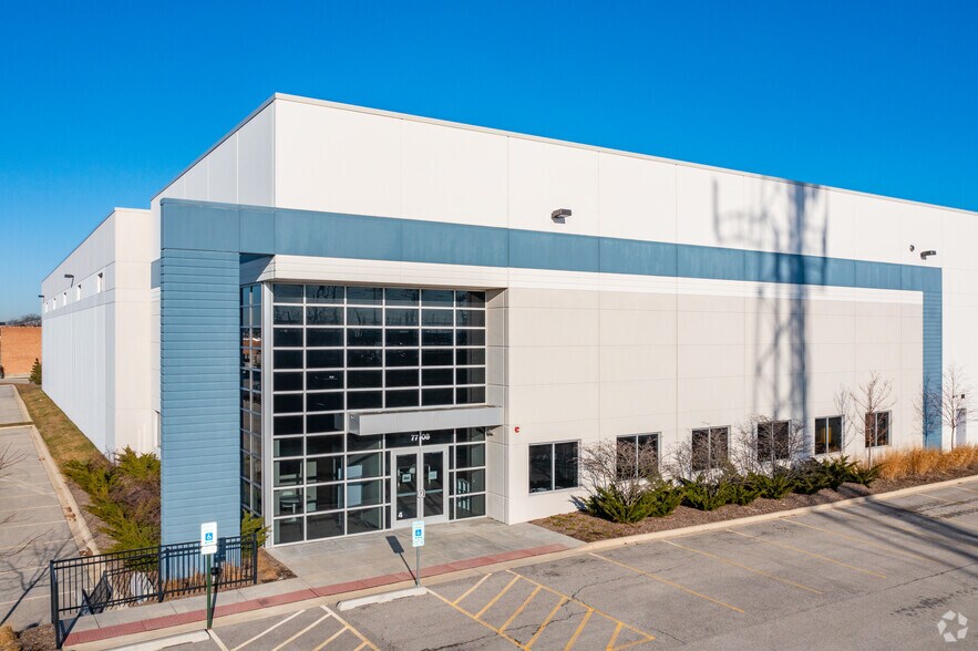 More Photos Of 7720 N Lehigh Ave, Niles Warehouse For Lease