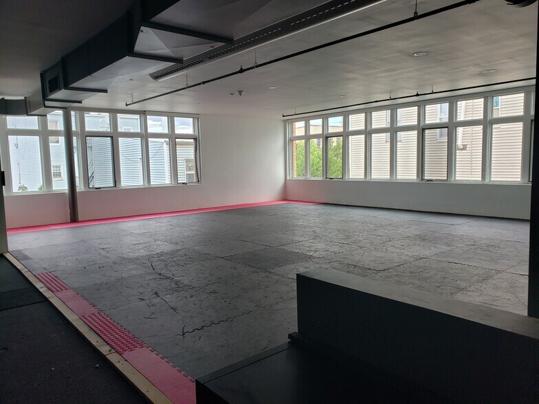 More Photos Of 2000 West St, Union City Office Residential For Lease