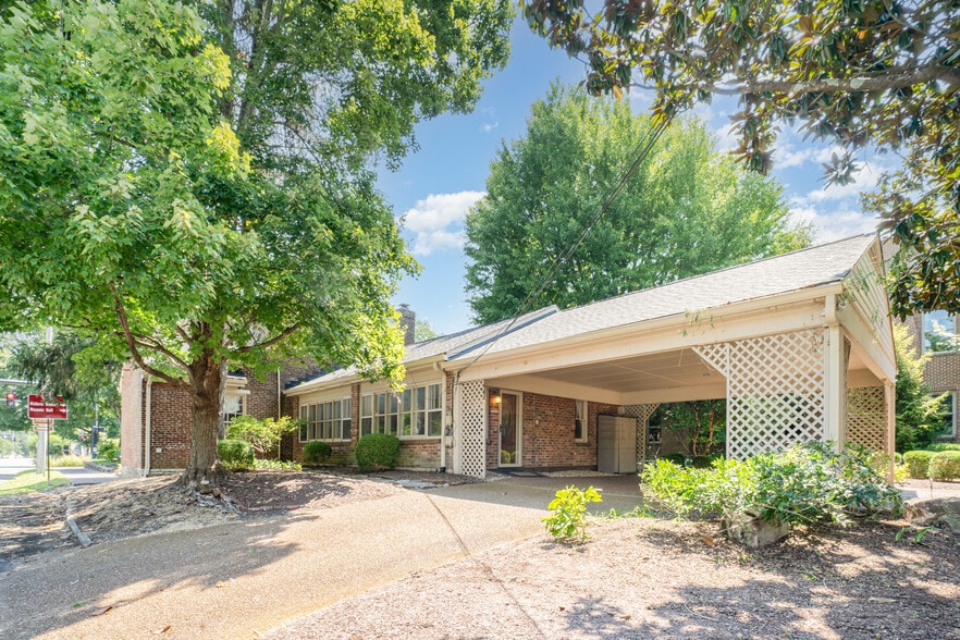 More Photos Of 137 3rd Ave N, Franklin Office For Lease