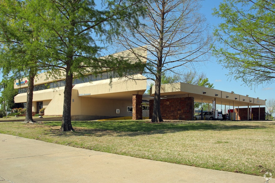 More Photos Of 1800 S Elm Pl, Broken Arrow Bank For Lease
