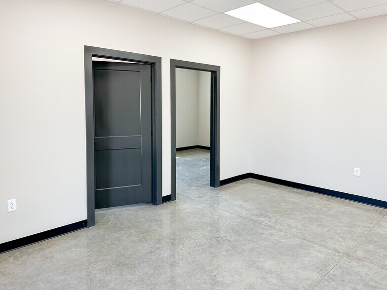 More Photos Of 7115 N County Road 1294, Midland Warehouse For Lease