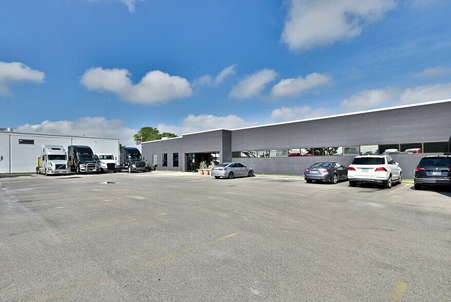 More Photos Of 2100 W 21st St, Broadview Light Manufacturing For Lease