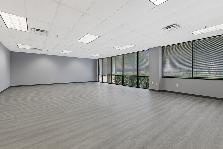 More Photos Of 7920 Elmbrook Dr, Dallas Medical For Lease