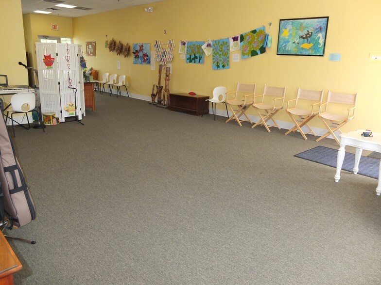 More Photos Of 105 New England Pl, Stillwater Storefront Retail Office For Lease
