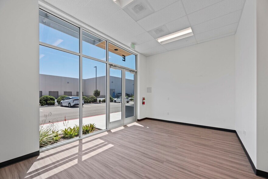 More Photos Of 1400 Graves Ave, Oxnard Distribution For Sale