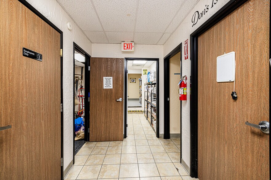 More Photos Of 26055 Bouquet Canyon Rd, Santa Clarita Veterinarian Kennel For Sale