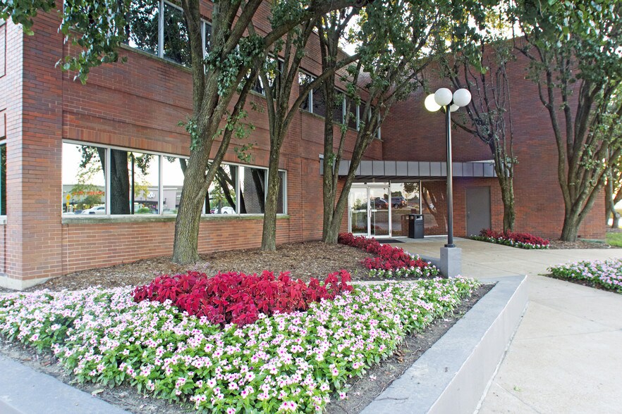 More Photos Of 11500 Olive Blvd, Creve Coeur Office For Lease