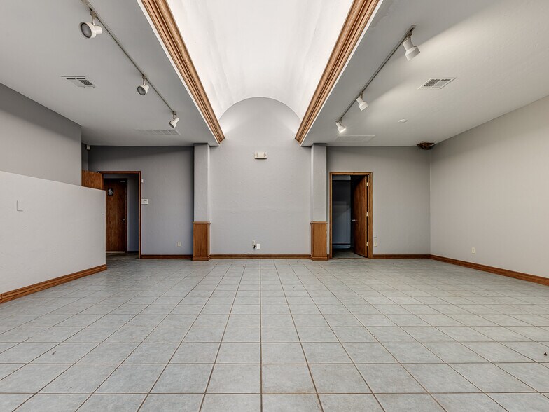 More Photos Of 2317 S Eastern Ave, Oklahoma City Warehouse For Lease