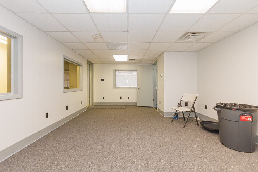 More Photos Of 5513 N Oxford St, Indianapolis Showroom For Lease