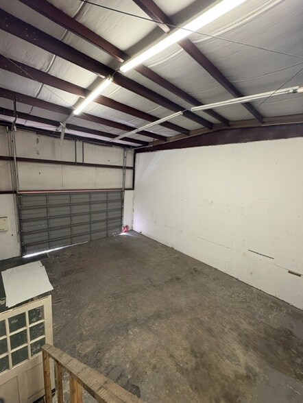 More Photos Of 1210 E 1st St, Humble Light Distribution For Lease