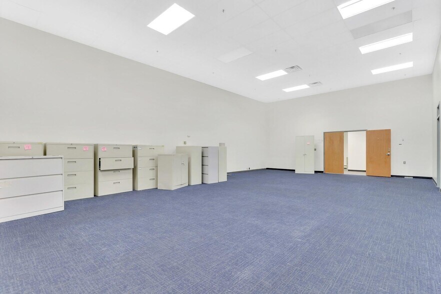 More Photos Of 40 Commercial Ave, Middletown Warehouse For Lease