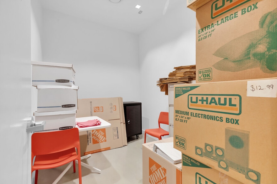 More Photos Of 132 Duval St, Key West Restaurant For Lease