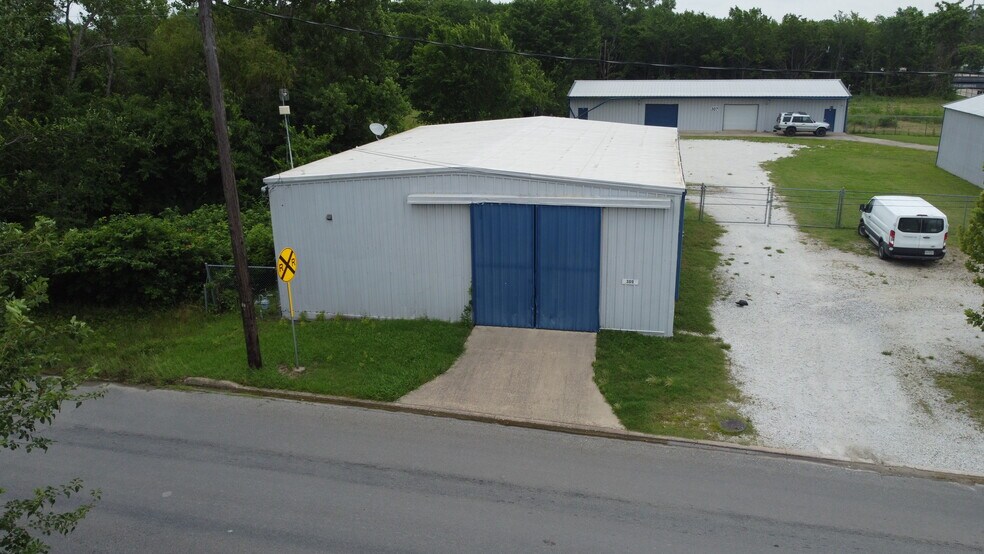 More Photos Of 309 N East St, Sherman Warehouse For Lease
