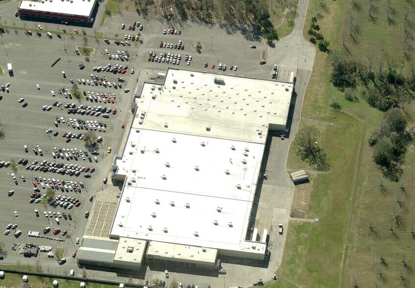 More Photos Of 1229 NW Evangeline Trwy, Lafayette Unknown For Lease