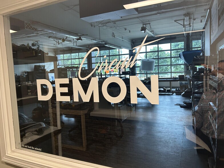 More Photos Of 70 Ridge Rd, Ontario Showroom For Lease